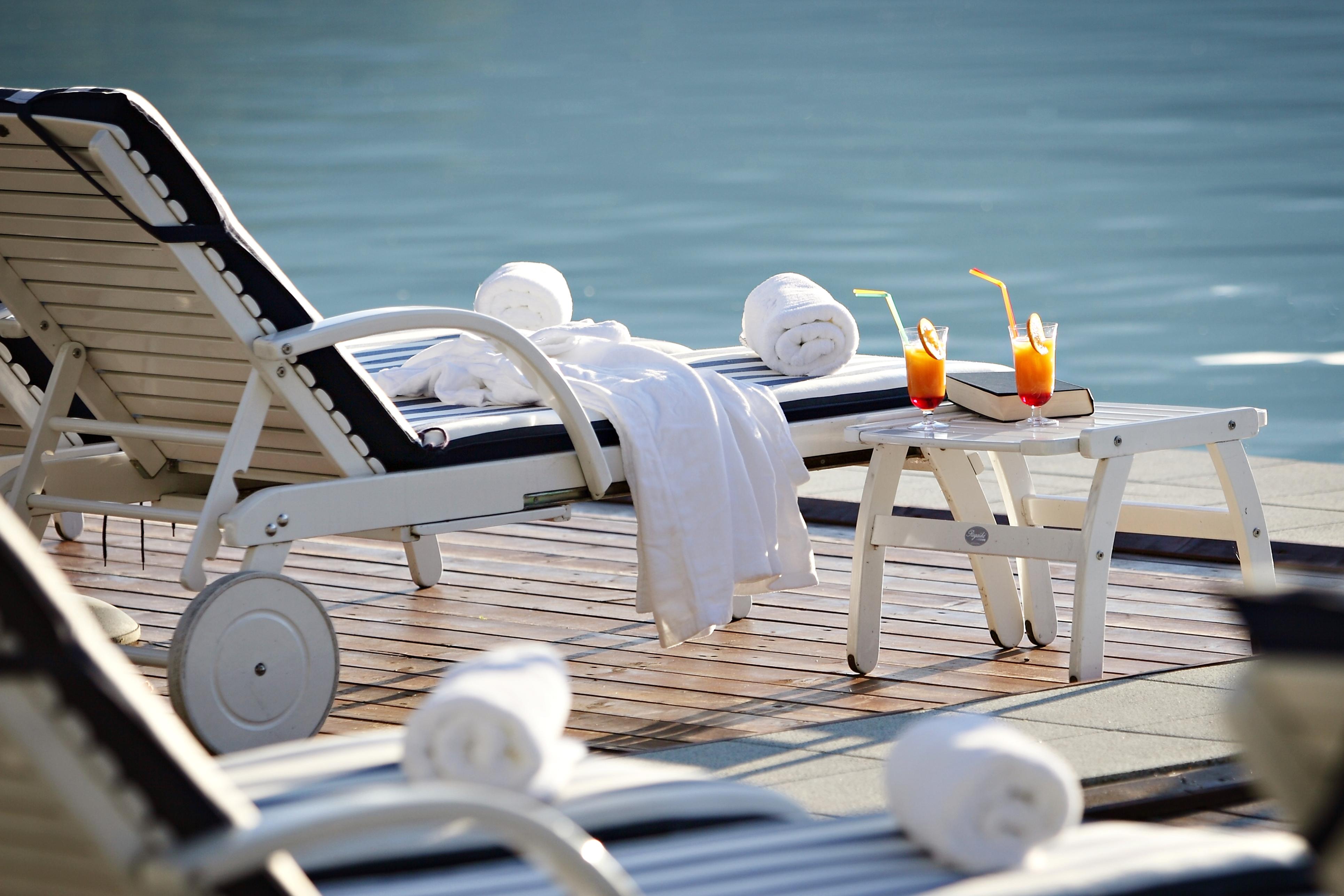 Grand Hotel Toplice - Small Luxury Hotels Of The World Bled Facilități foto A poolside lounge chair