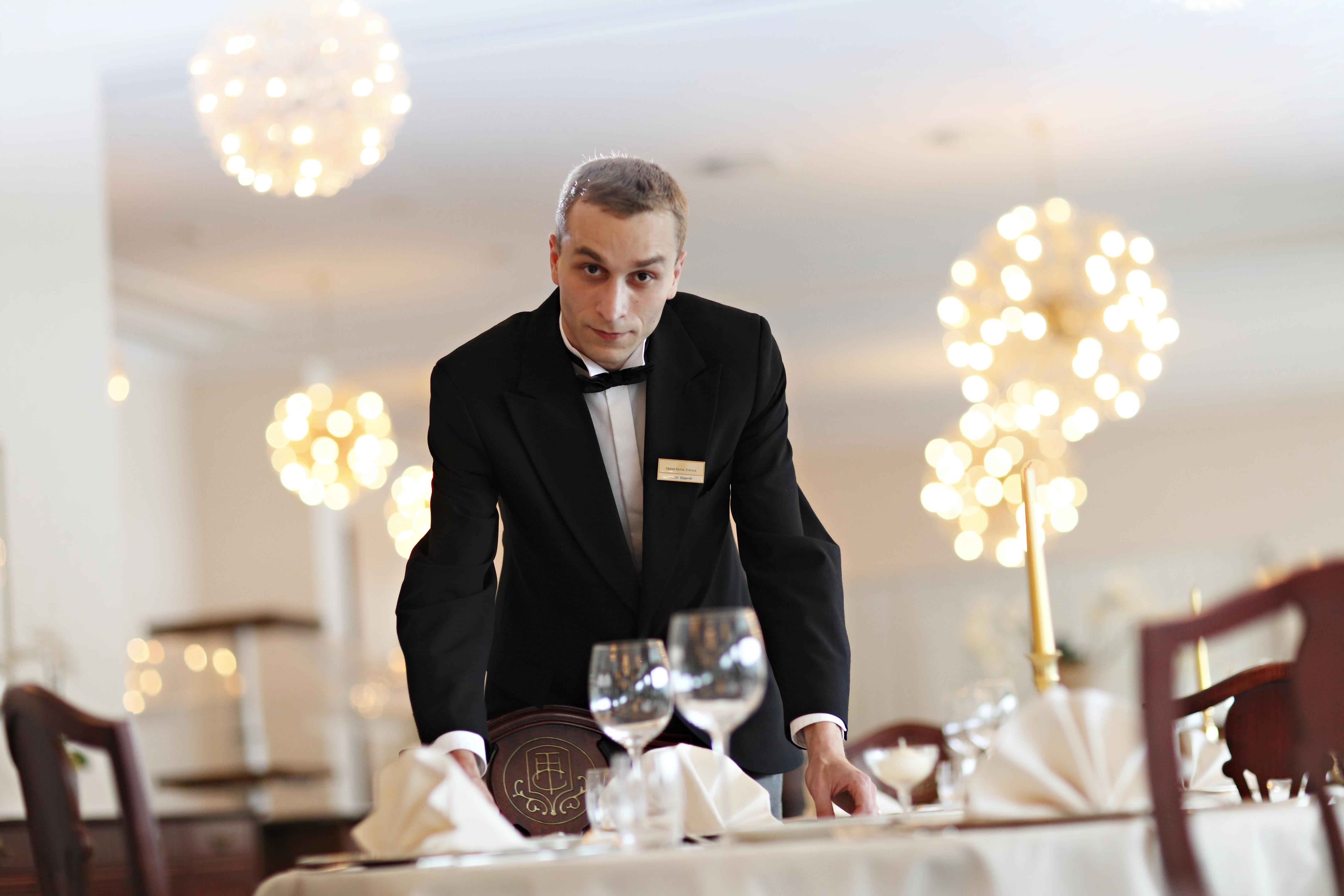 Grand Hotel Toplice - Small Luxury Hotels Of The World Bled Exterior foto A waiter in a restaurant